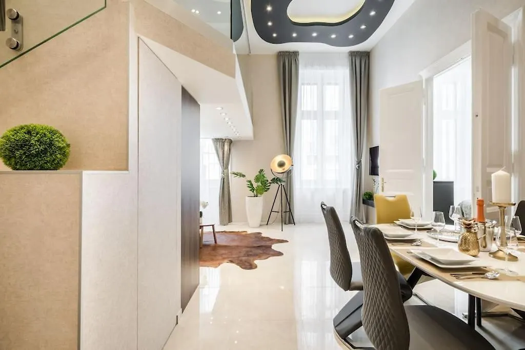 Luxurious 3-Bedroom Apartment In The Center Budapest