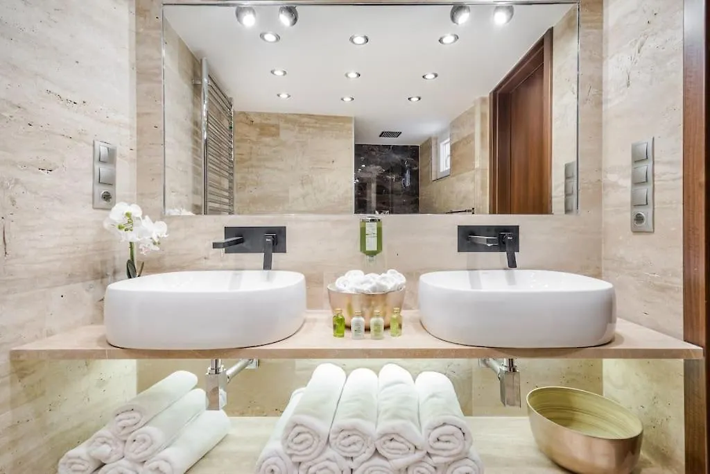 Luxurious 3-Bedroom Apartment In The Center Budapest
