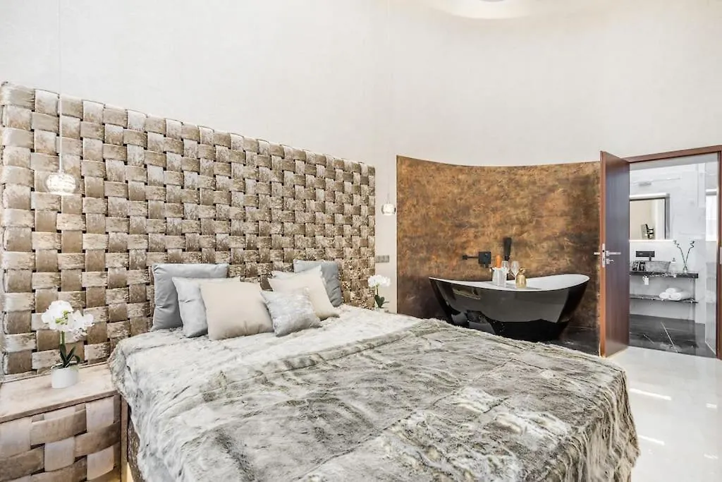 Luxurious 3-Bedroom Apartment In The Center Budapest